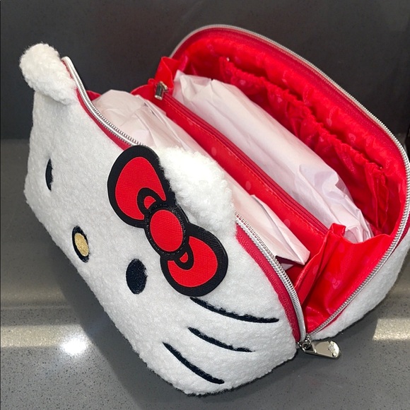 ❤️NEW!!!❤️ Hello Kitty Plush Cosmetic Bag. - Picture 6 of 8